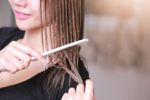 damp-wet-hair-comb-woman-styling-hair-avoid-heat-damage